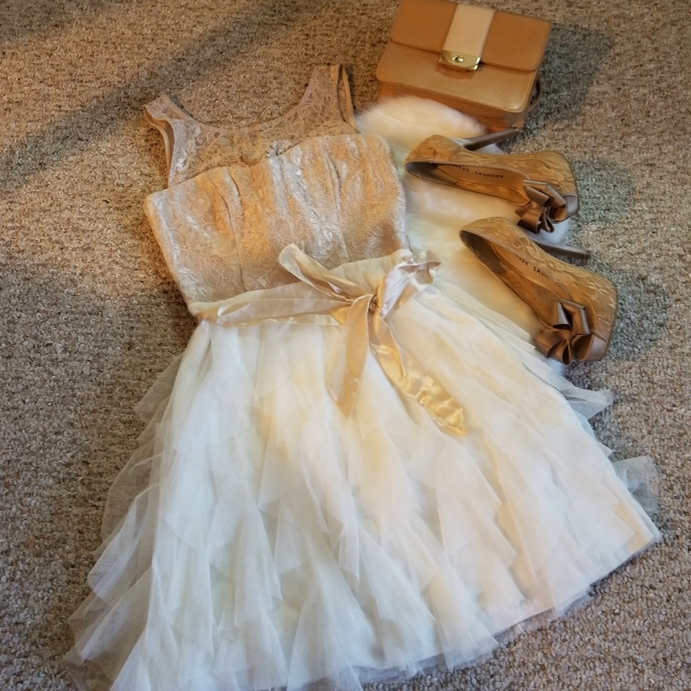 Lace dress - Picture 2 of 5